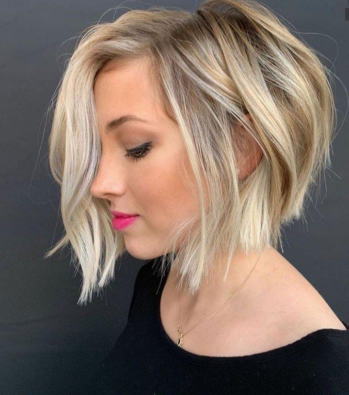 Asymmetrischer blonder Bob