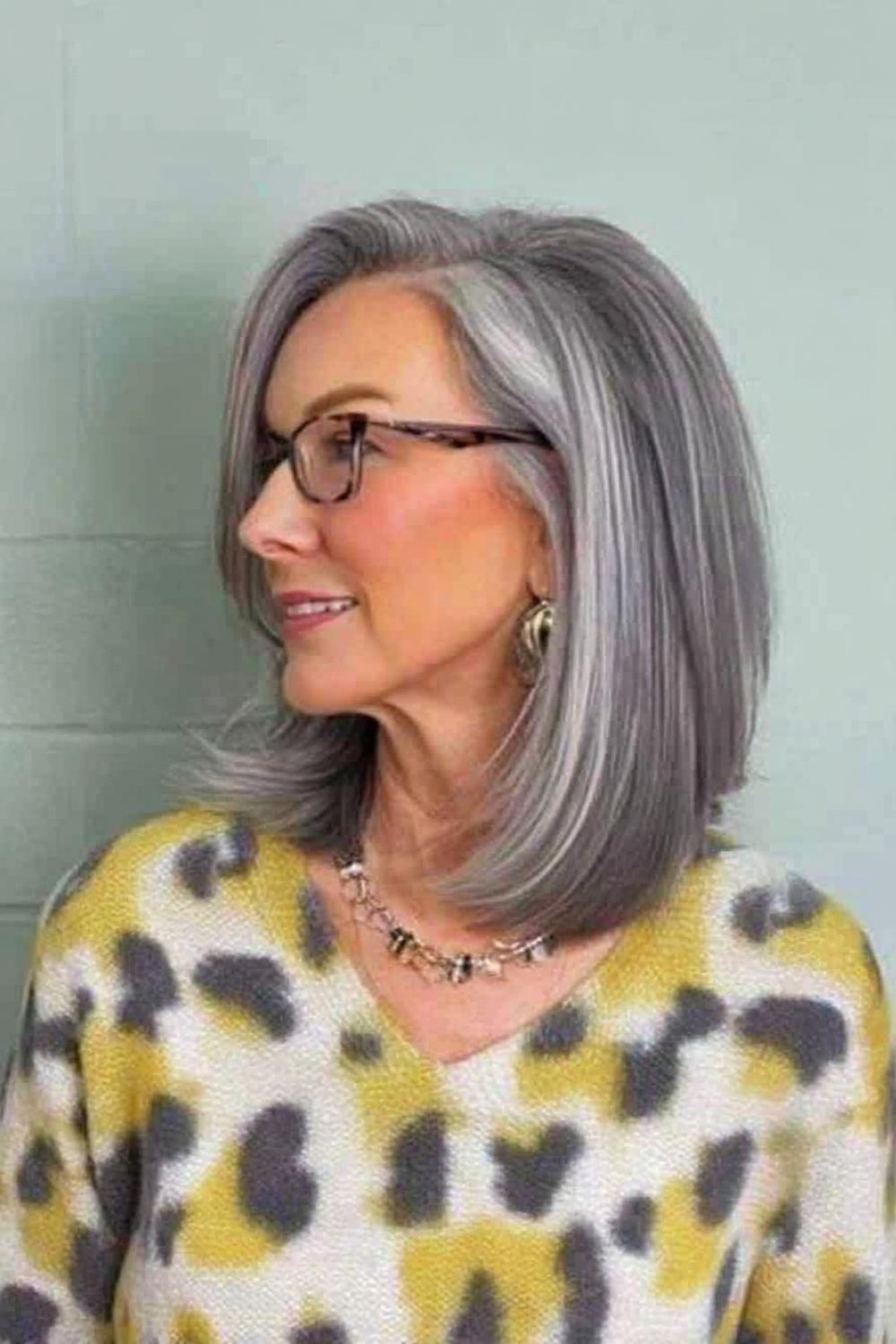Graue Eleganz trifft Brille