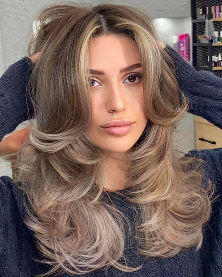 Butterfly Frisur natürliche Highlights