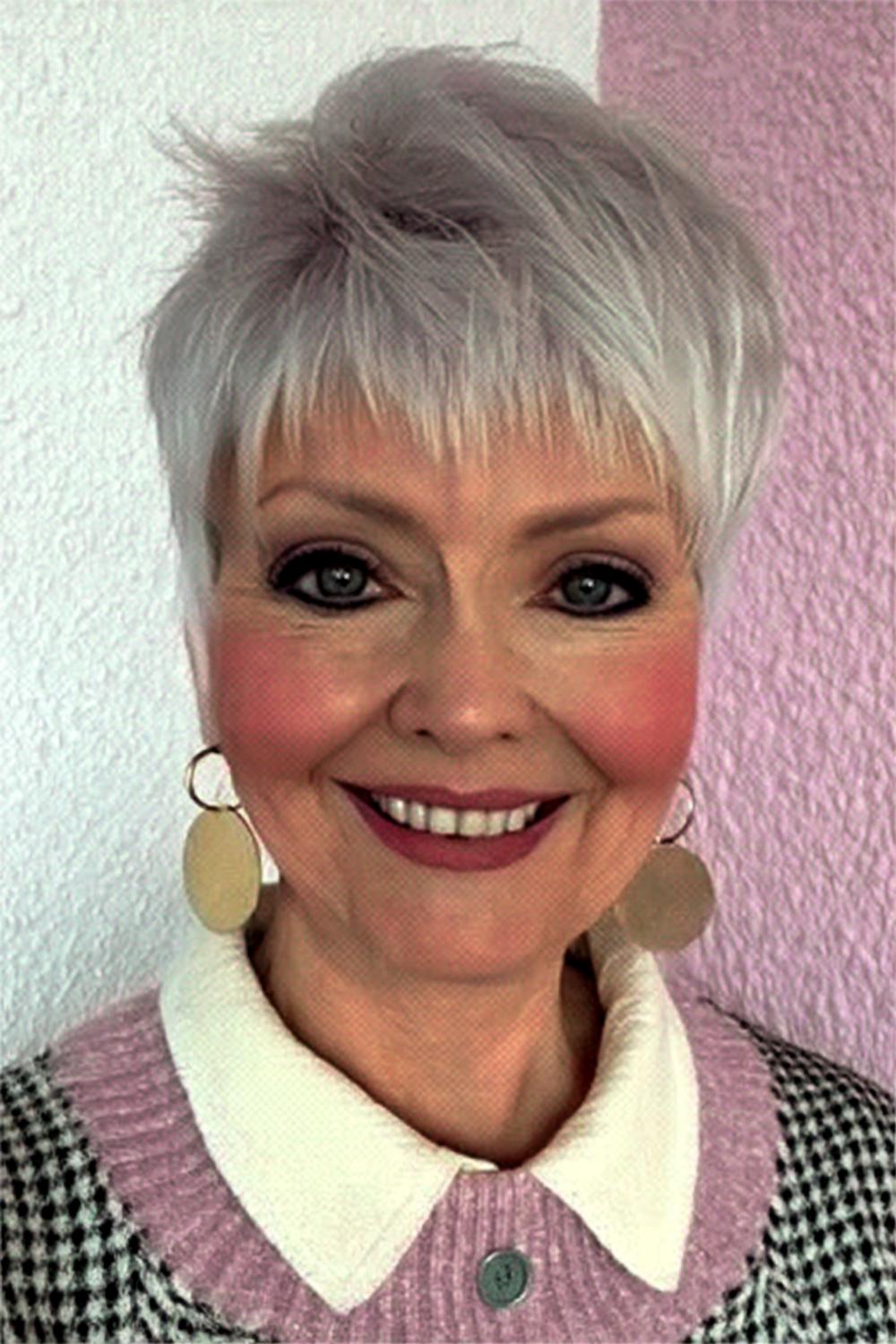 Platinblonder Pixie-Schnitt