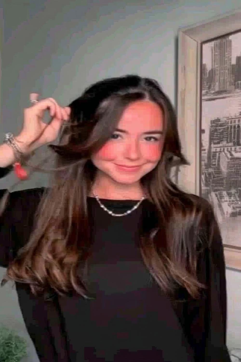 Lockiges Haar mit Clips