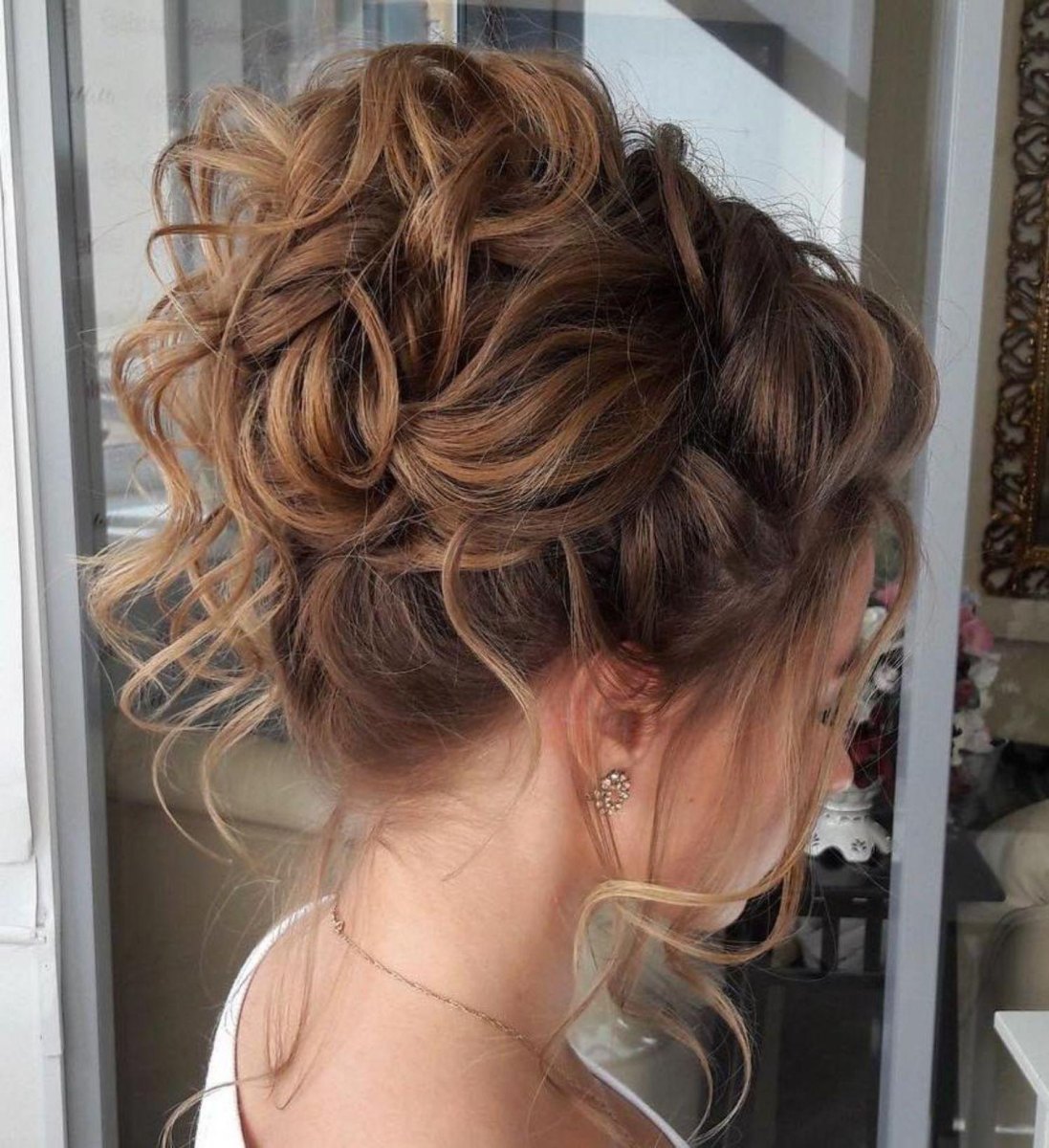 Eleganter Curly Bun Anlass