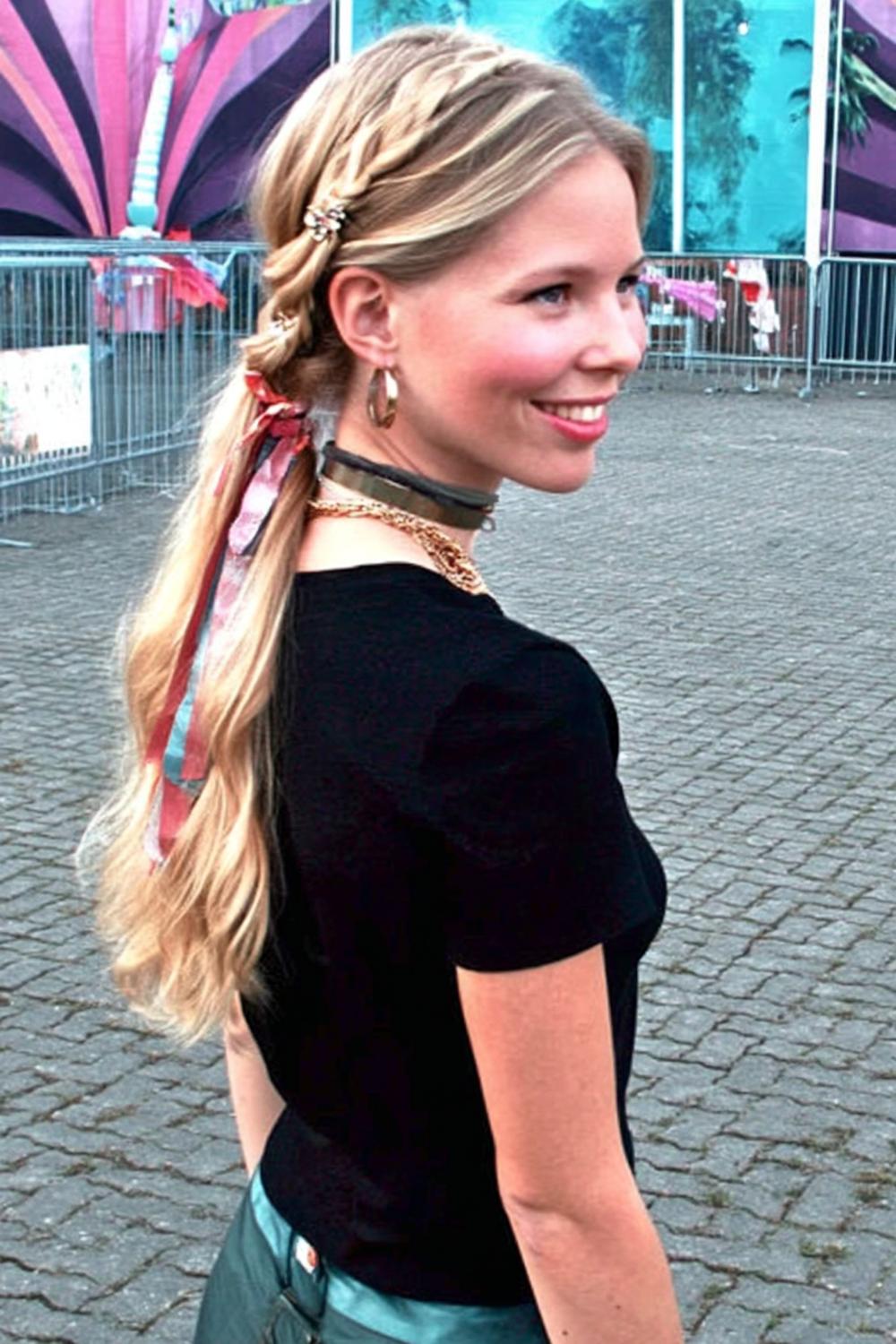 Seitlicher Zopf mit Haarschmuck