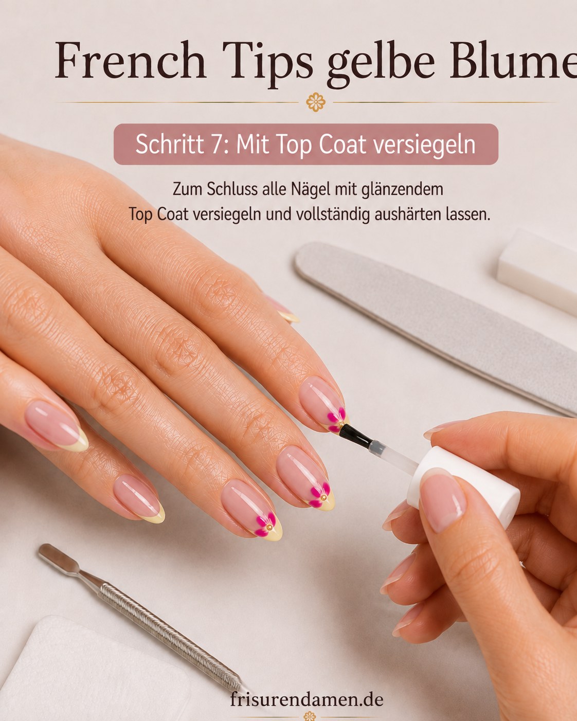 Alle Nägel mit glänzendem Top Coat versiegeln für lang haltbare French Tips