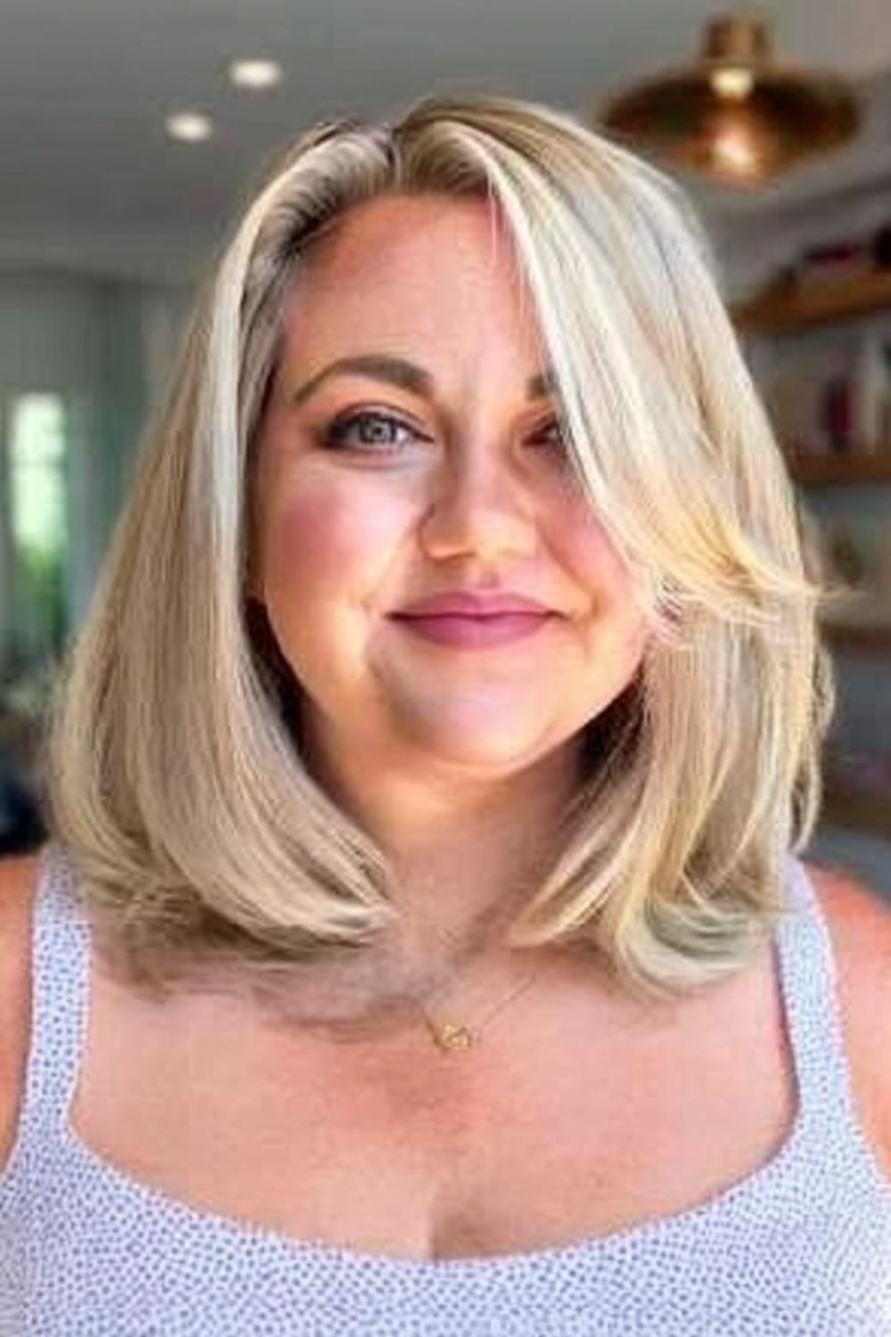 Platinblonder Bob im Wohnzimmer