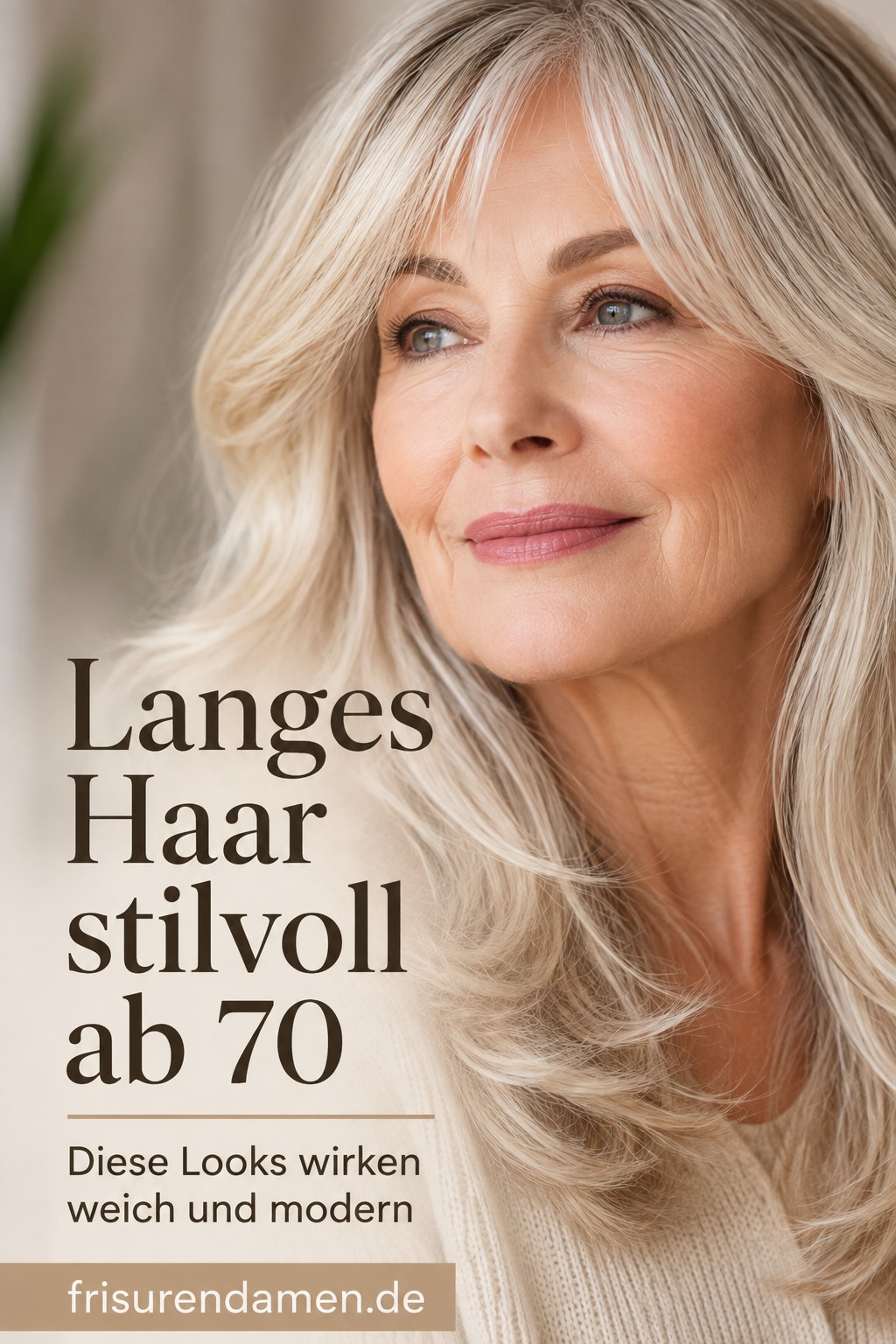 Reife Frau mit langem, weich geschnittenem blondem Haar als Frisur für feines Haar ab 70