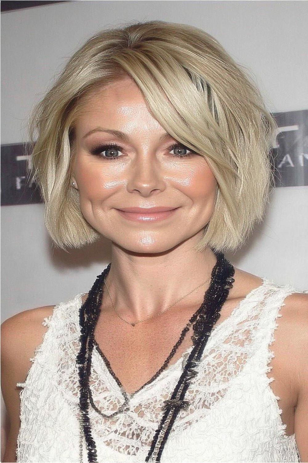 Blonde Stufen mit Spitze