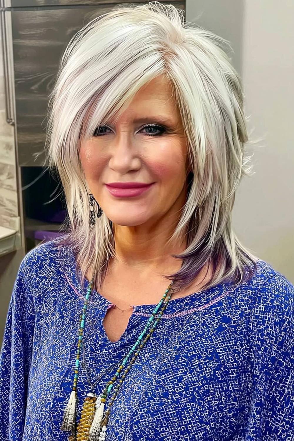Platinblond mit violetten Akzenten