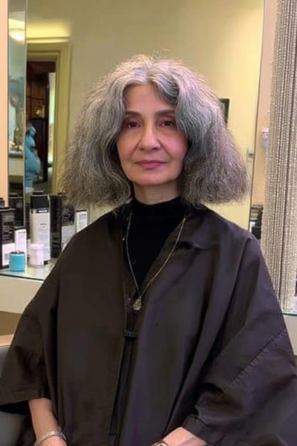 Eleganter mittellanger Bob-Schnitt
