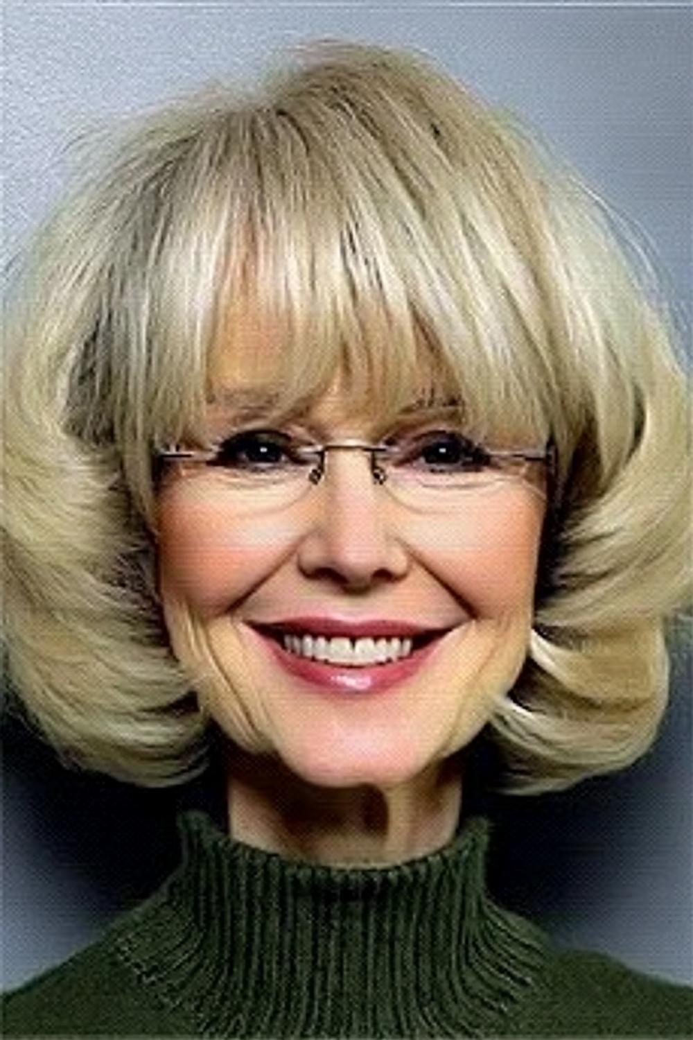 Klassischer Blond-Bob mit Brille