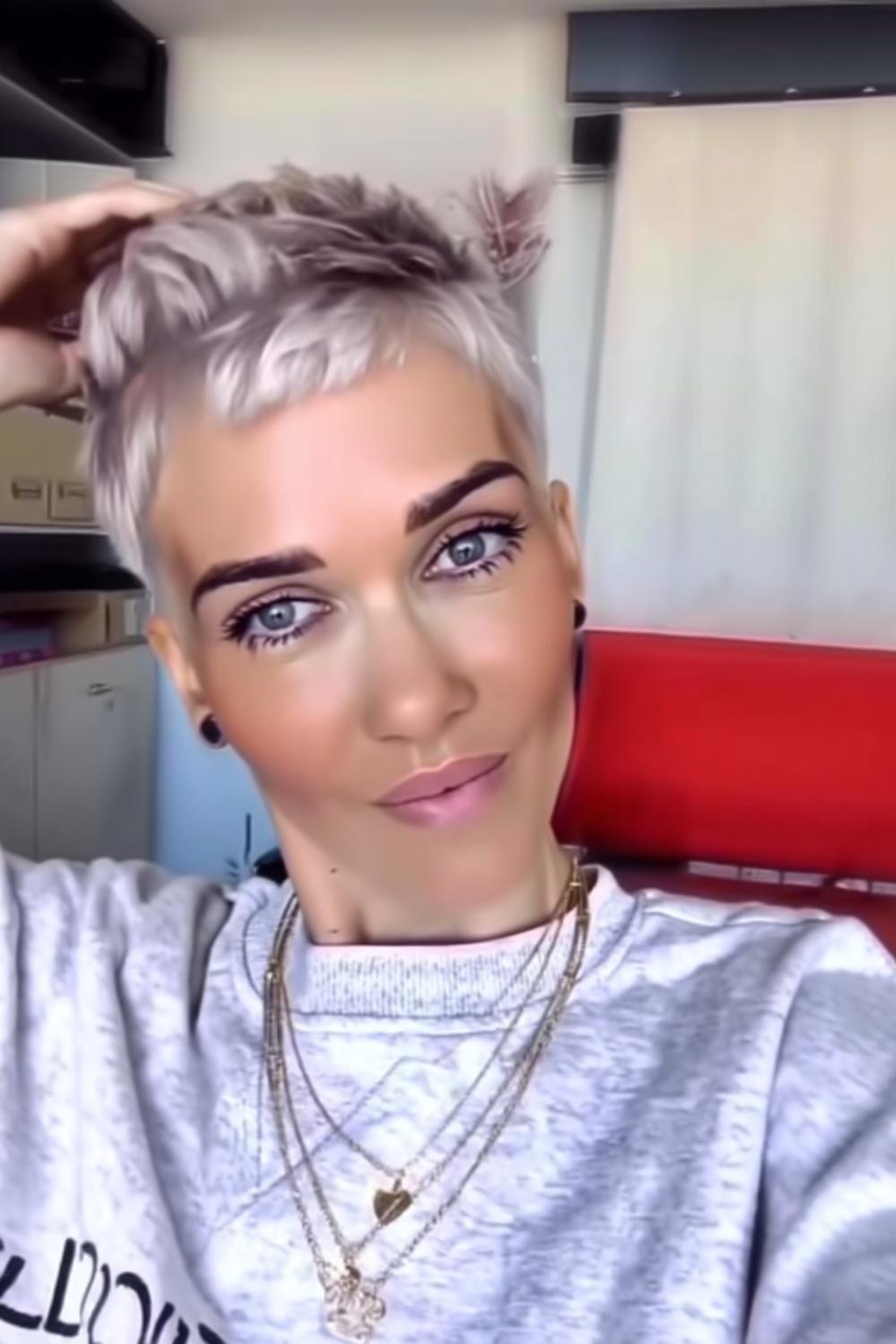 Platinblonde Textur in Bewegung