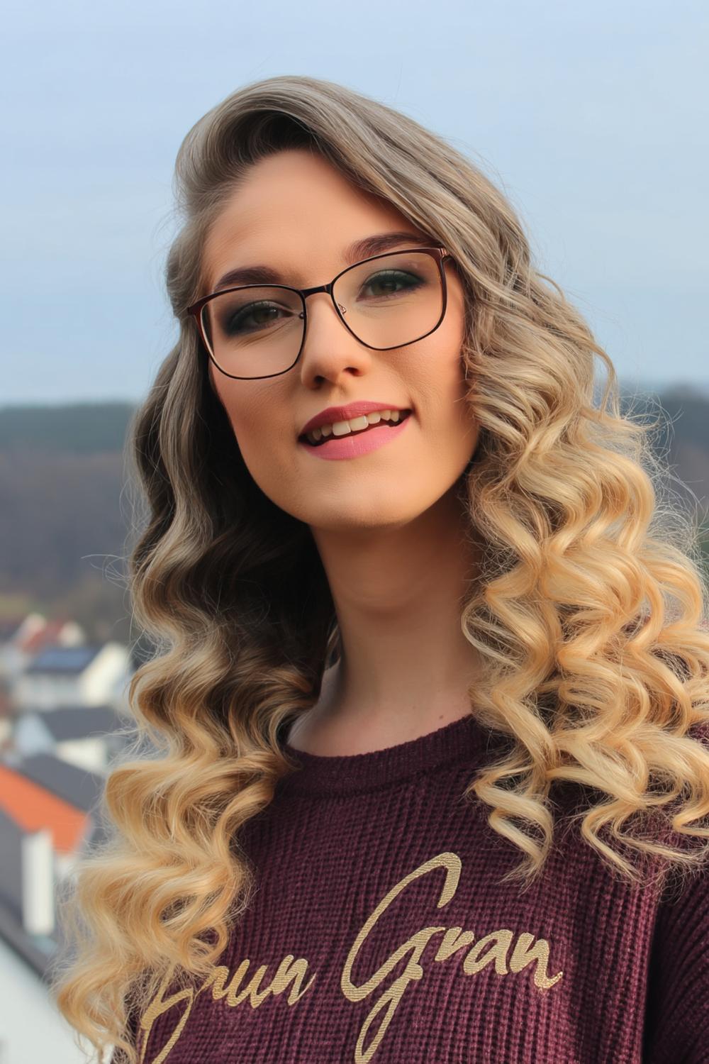 Frisuren ab 50 mit Brille: 17 lockige Trend-Looks