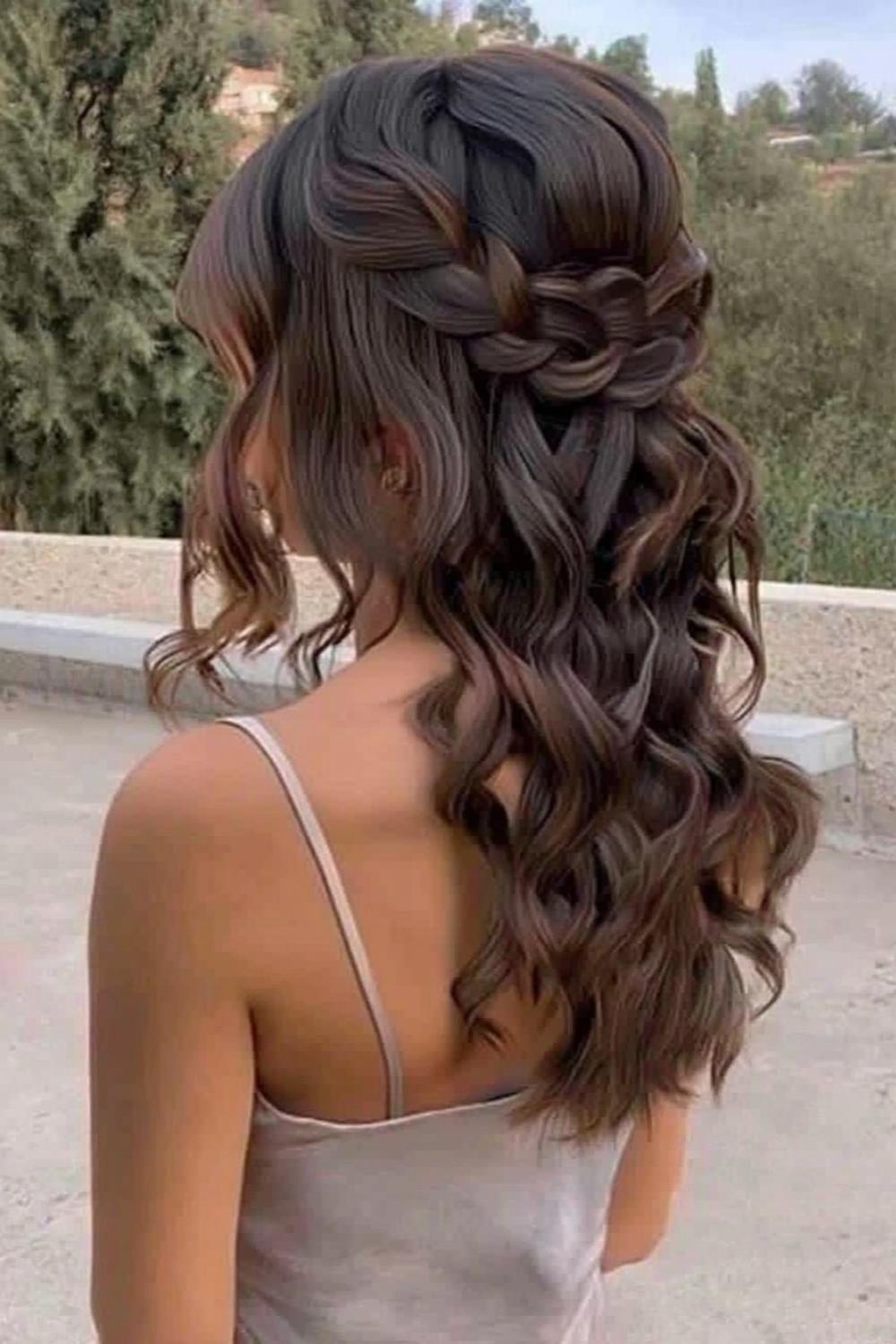 Blonde Halbhochsteckung