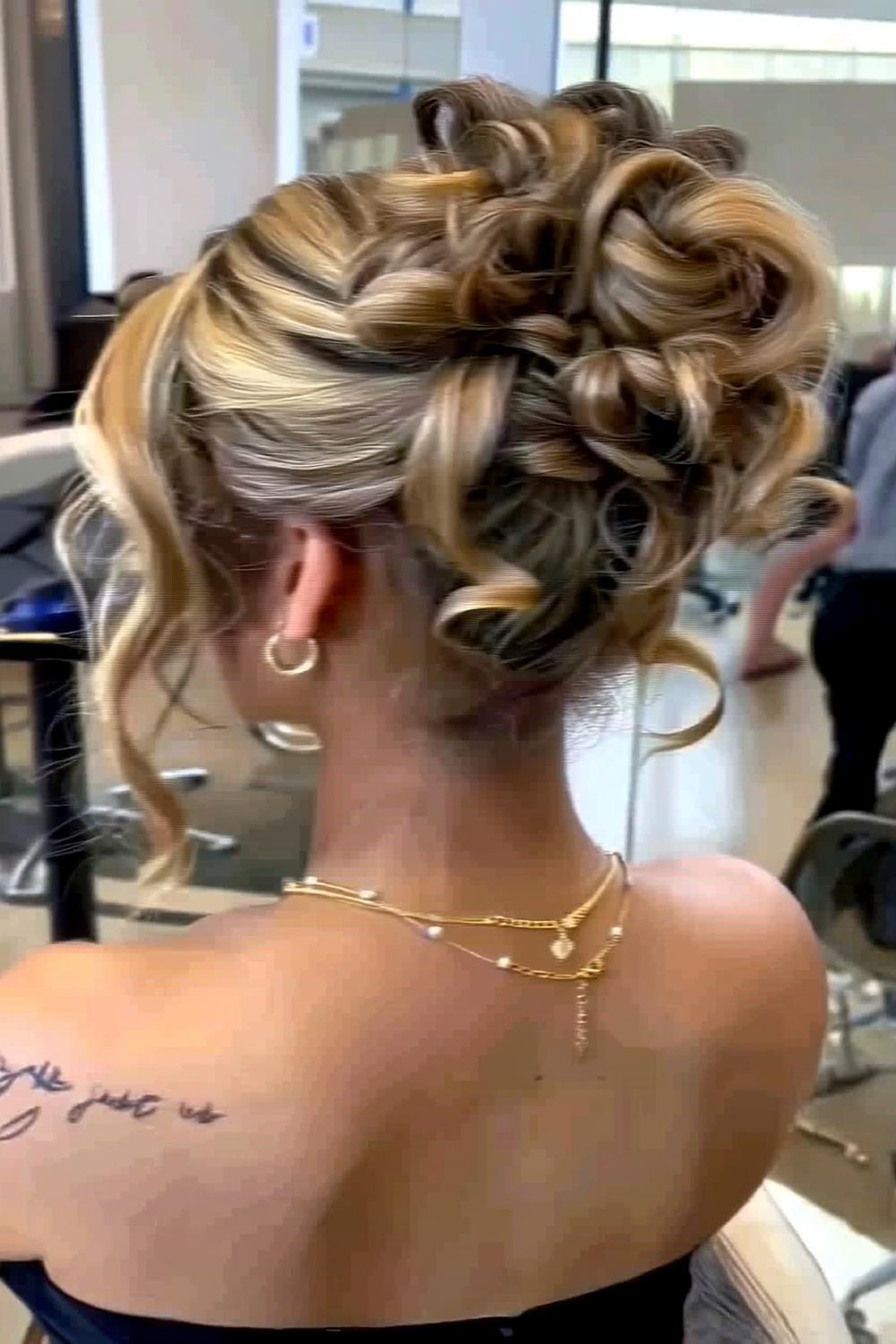 Blonde Wellen mit Haarband