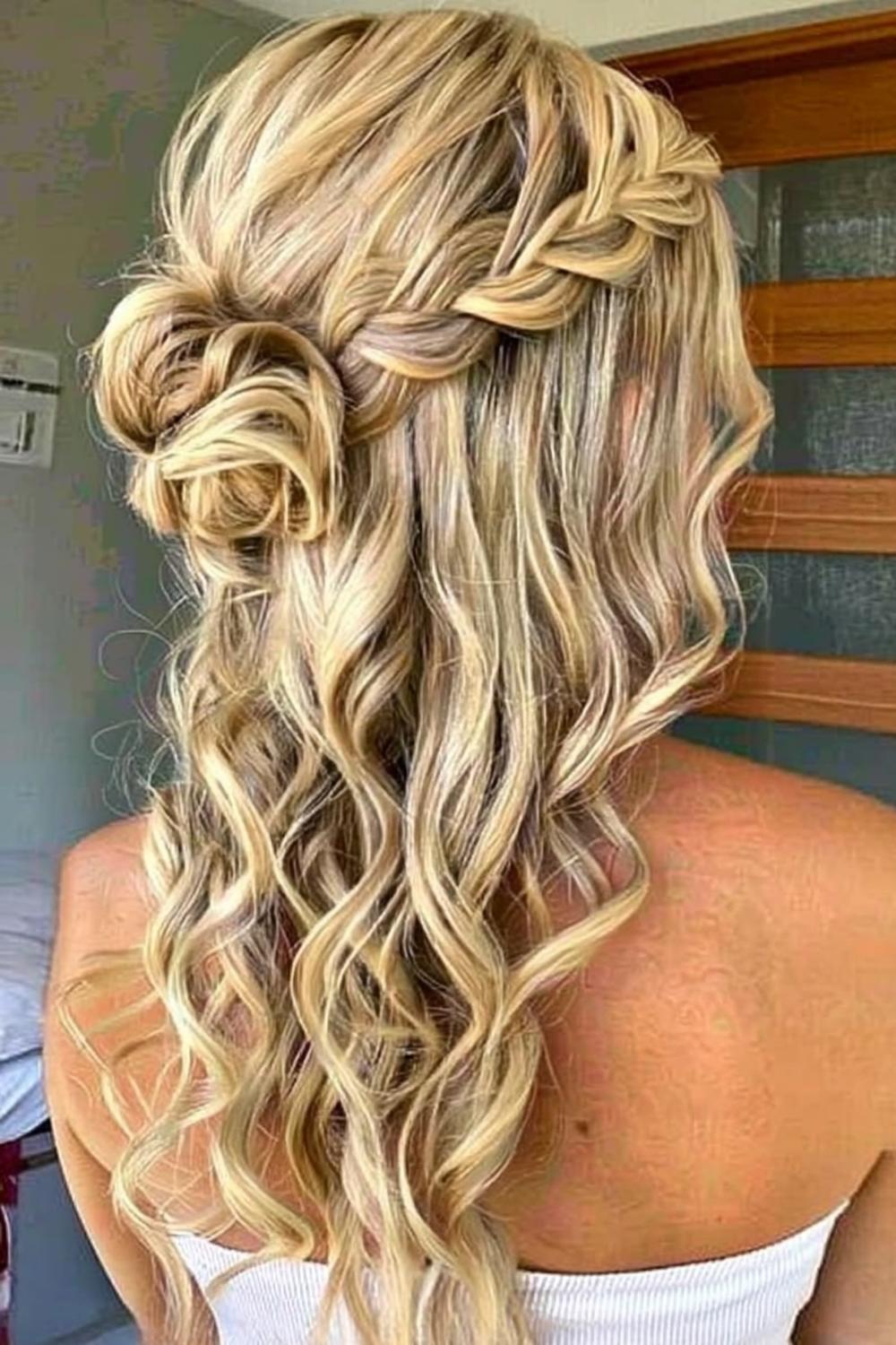 Romantische Flechtung mit Locken