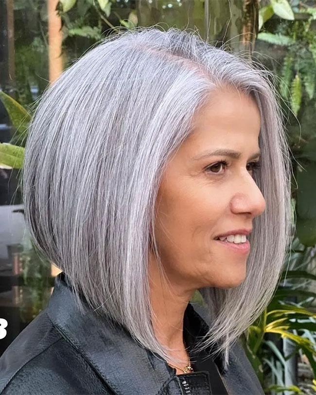 Grauer Long Bob: Stilvolle Frisur mit natürlicher Haarfarbe