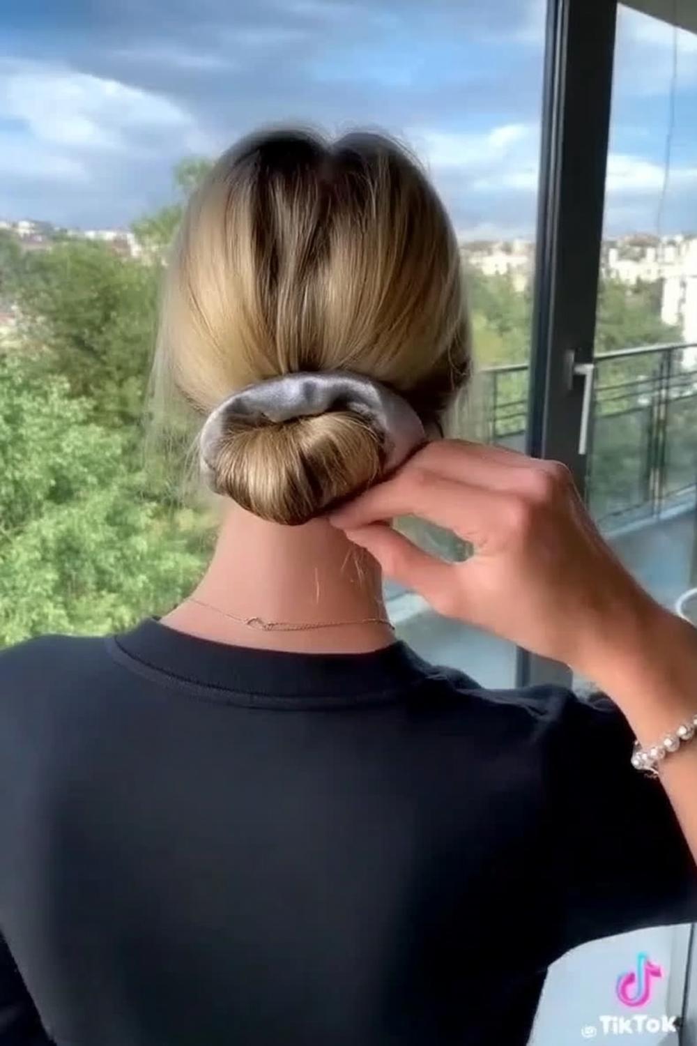 Eleganter Dutt mit Satin-Scrunchie