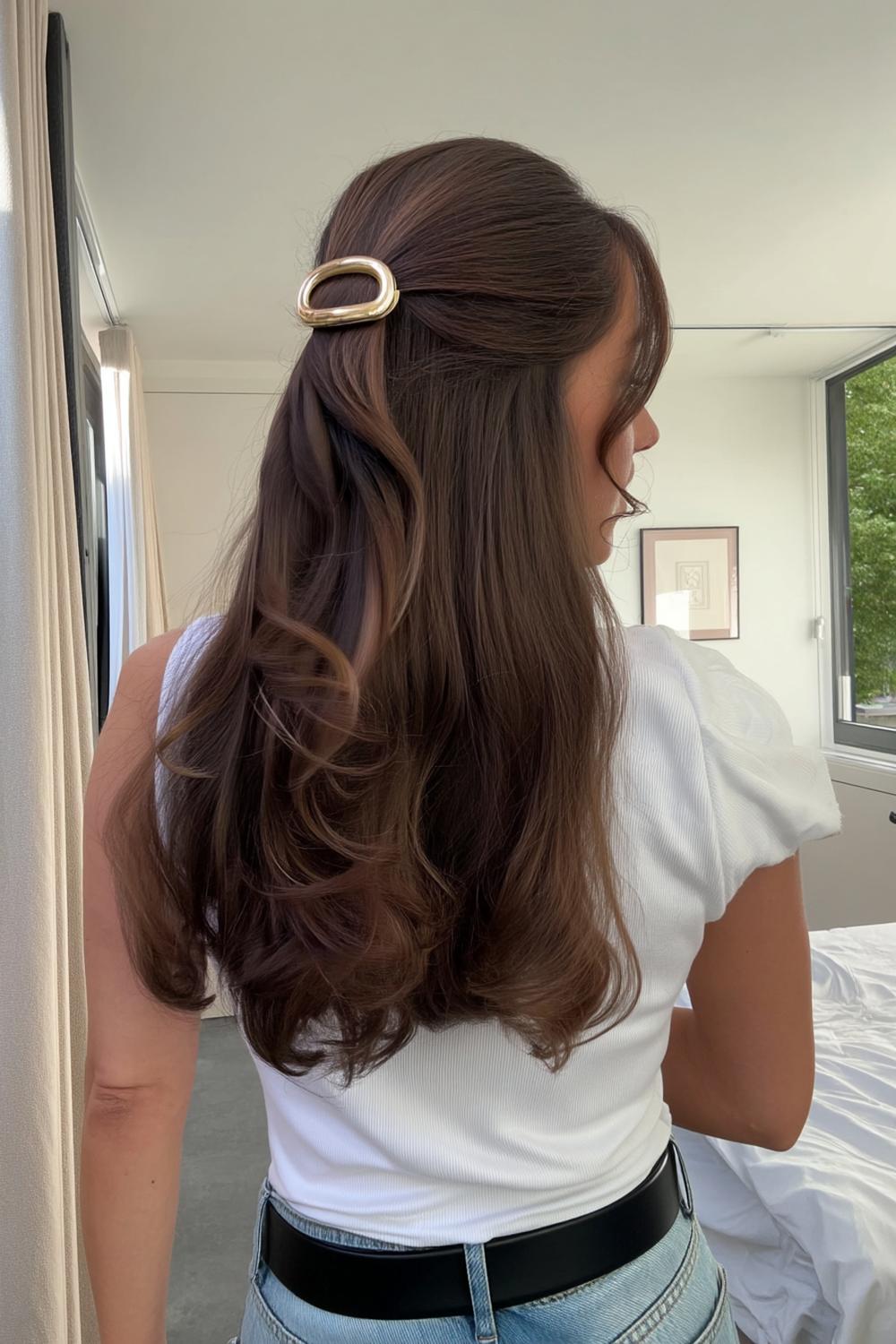 Goldene Haarspange im Seitenscheitel