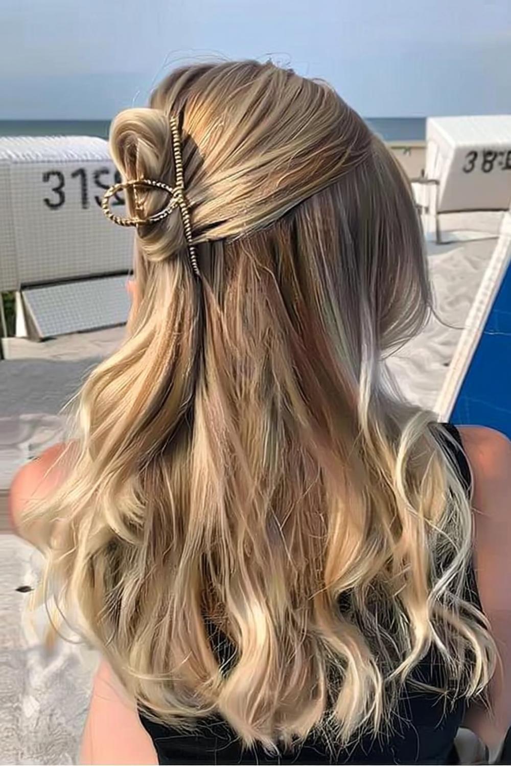Goldene Klammer am Strand