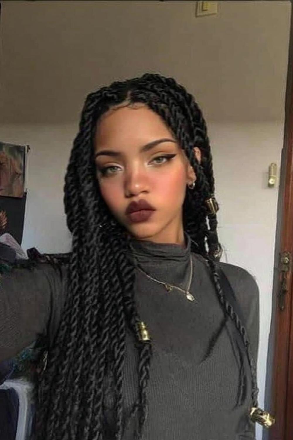 1. Goddess Box Braids mit Goldcuffs für for hairstyles braids black women ideas
