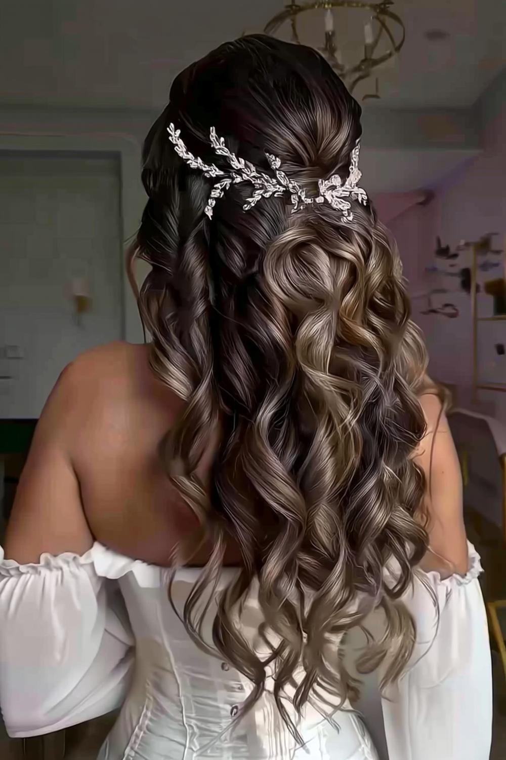 Blonde Locken mit Metallic-Akzenten