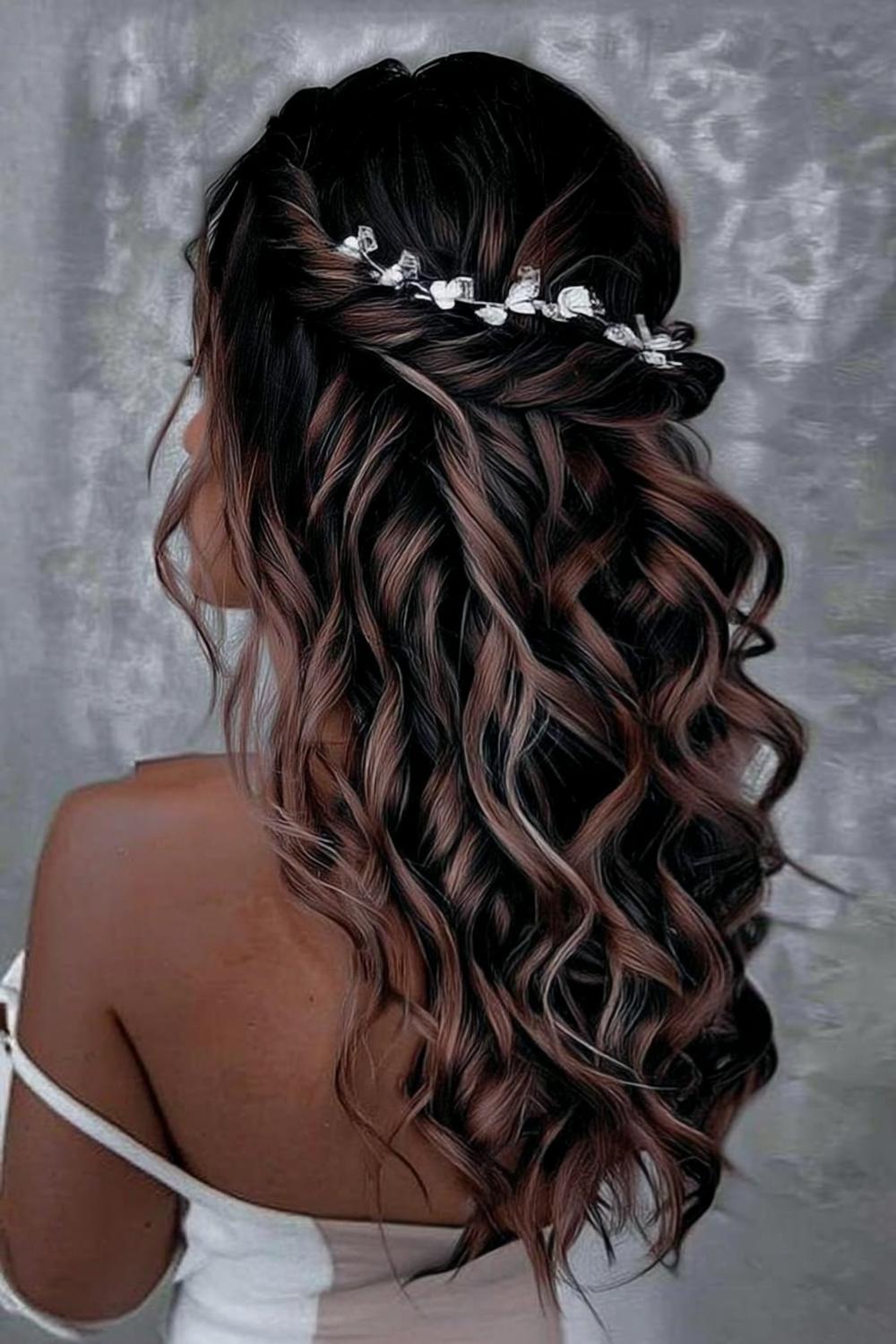 Dunkle Locken mit zartem Schmuck