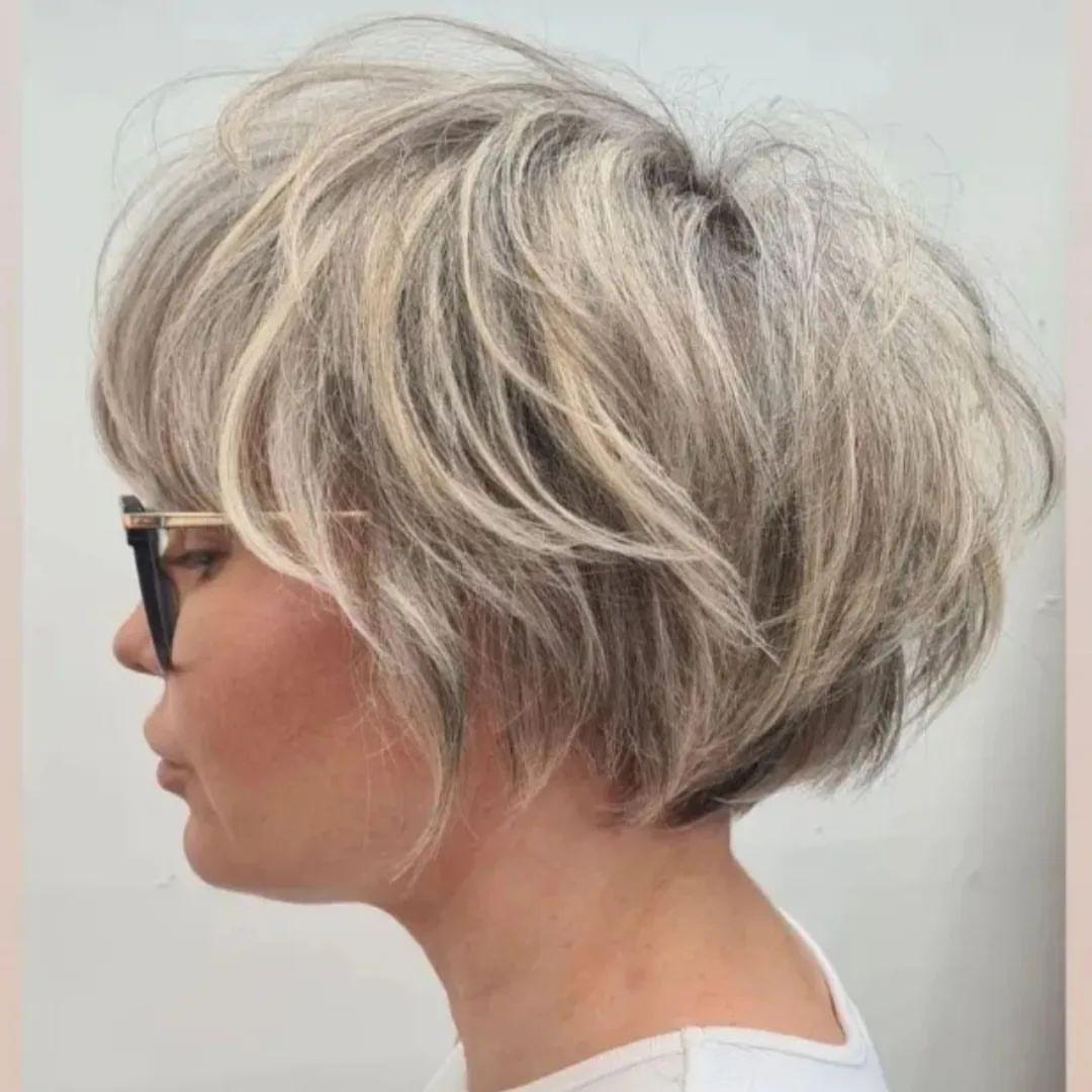 Bixie Cut Lagenlook graues Haar