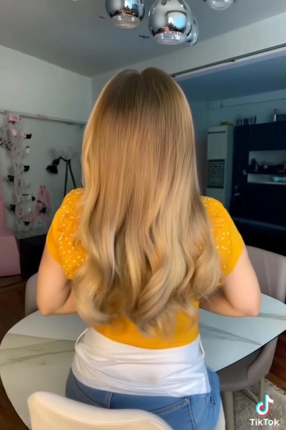 Blonde Schulterlänge Wellen