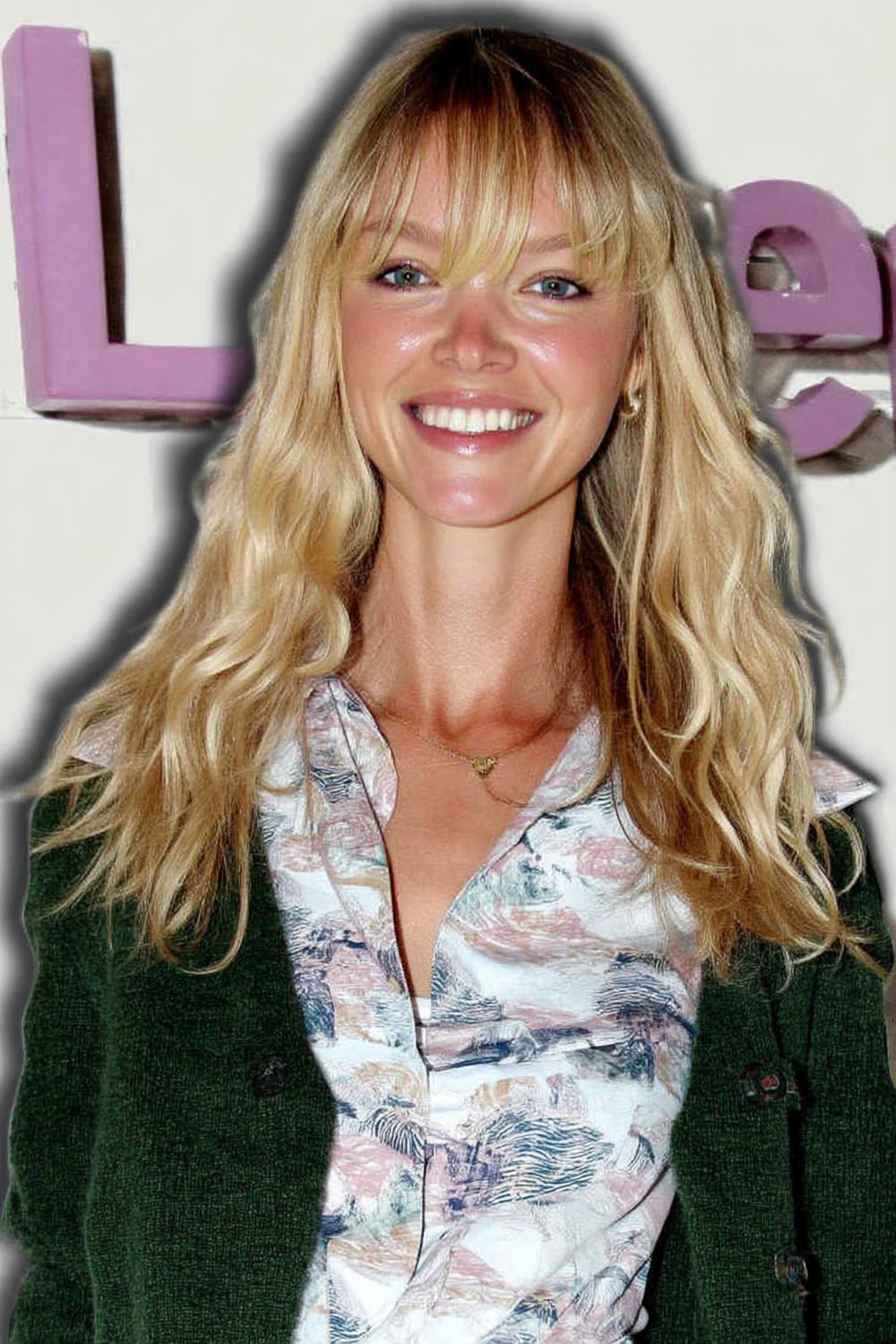 Glamouröse Wellen mit Curtain Bangs