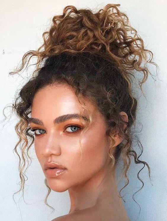 Langer voluminöser Locken Bun