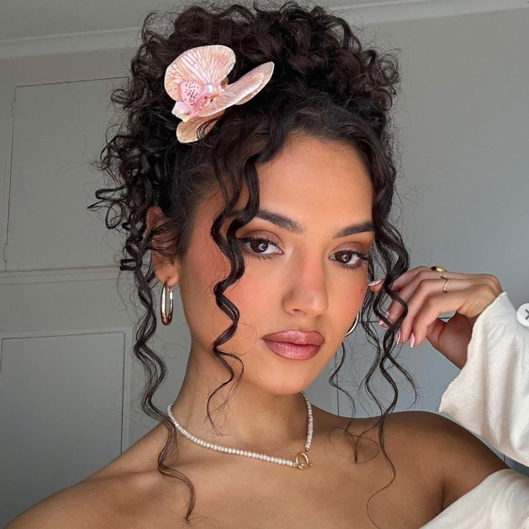Messy Bun mit Haaraccessoires