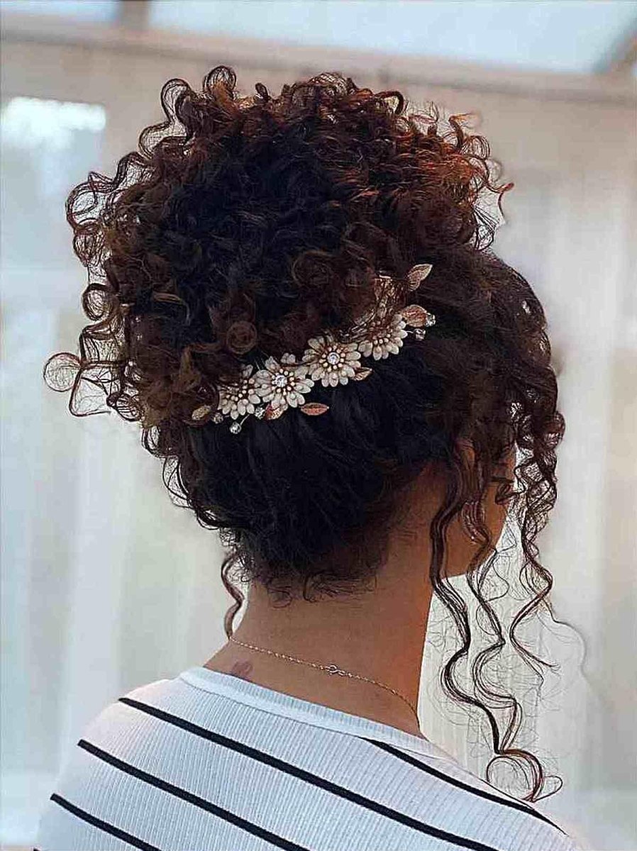 Curly Bun mit Accessoires