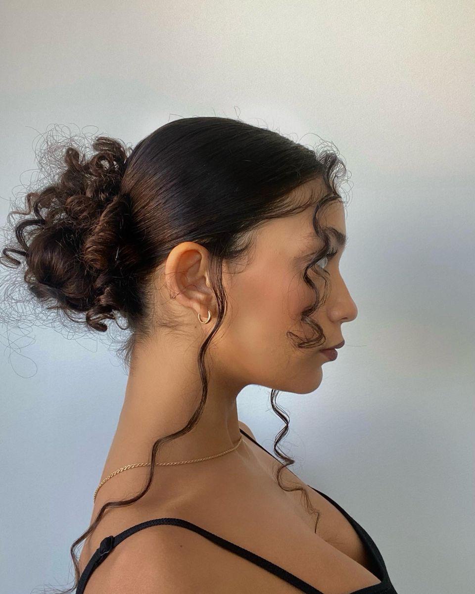 Curly Bun seitliche Locken