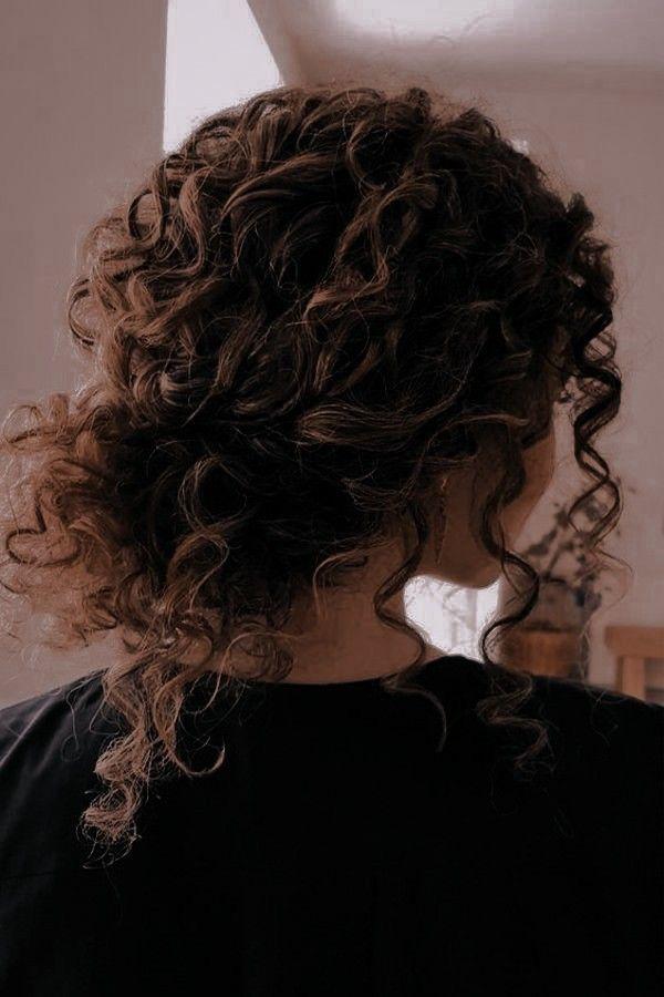 Niedriger lockiger Messy Bun