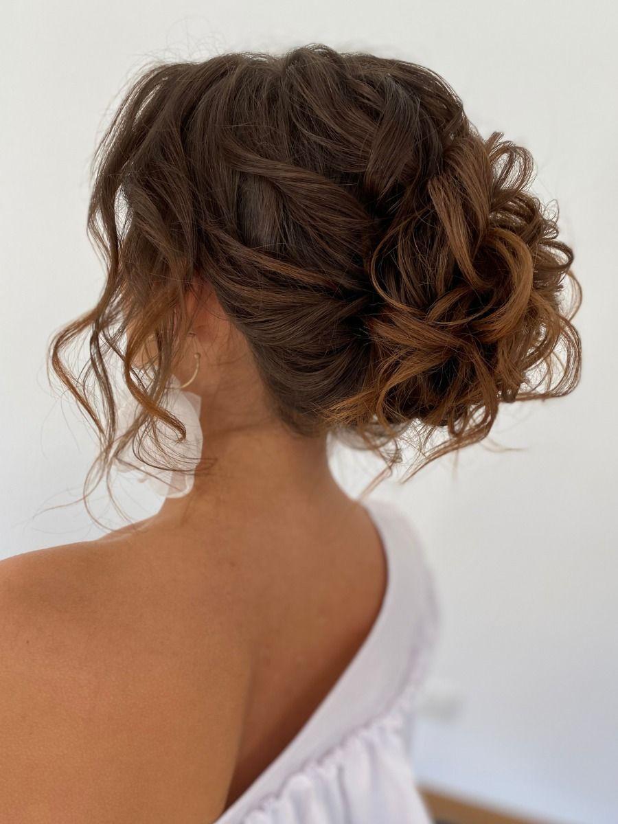 Niedriger Curly Bun romantisch
