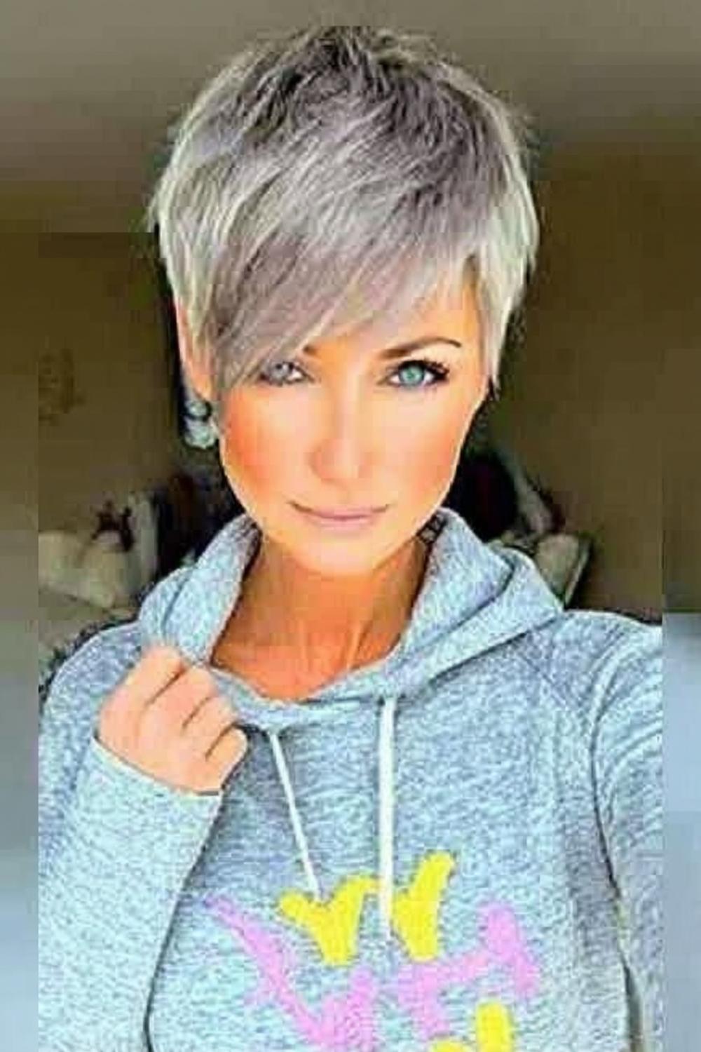 Sportlicher Look mit Kapuze