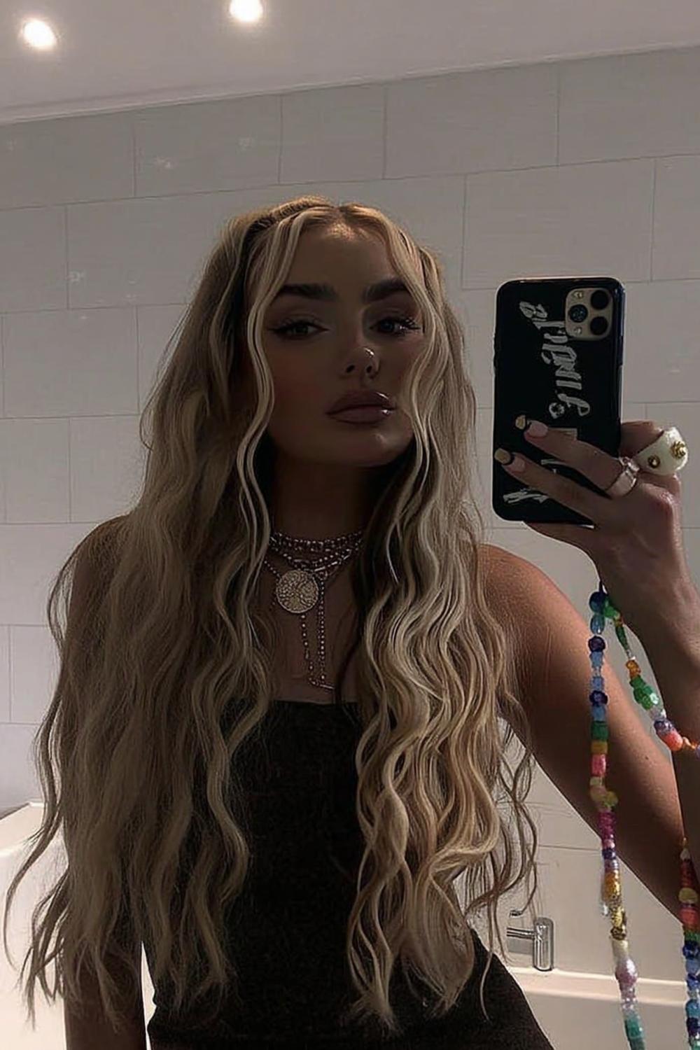 Blonde Wellen mit Ketten