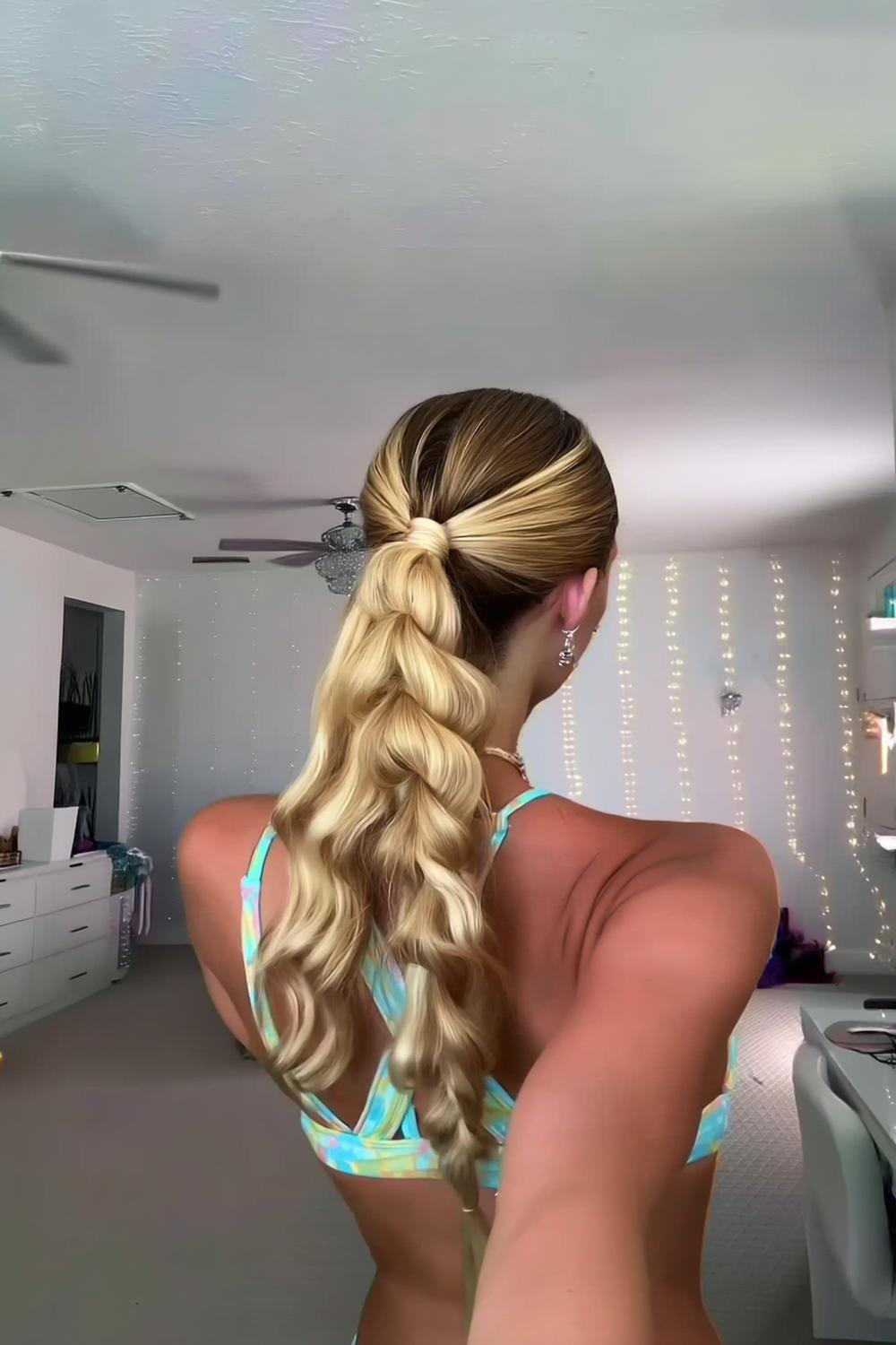 Welliger Pferdeschwanz mit Locken