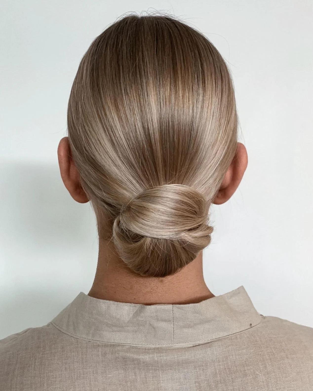 Tiefer Sleek Bun bei mittellangen Haaren