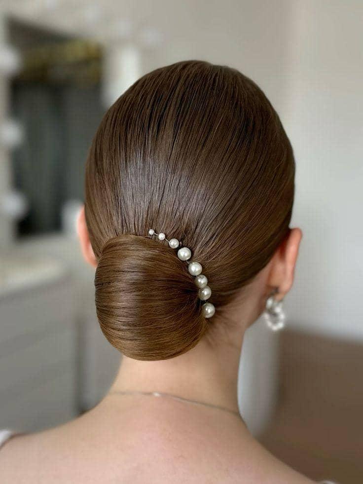 Sleek Low Bun mit Perlen und Schmuck