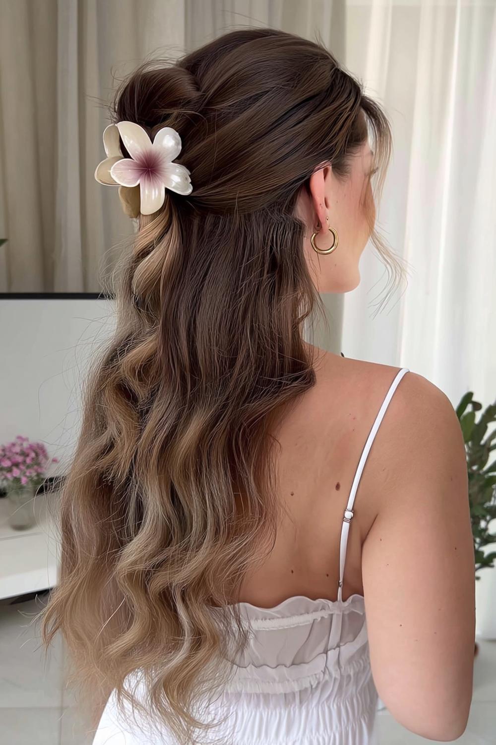 Half-Up mit Blütenschmuck