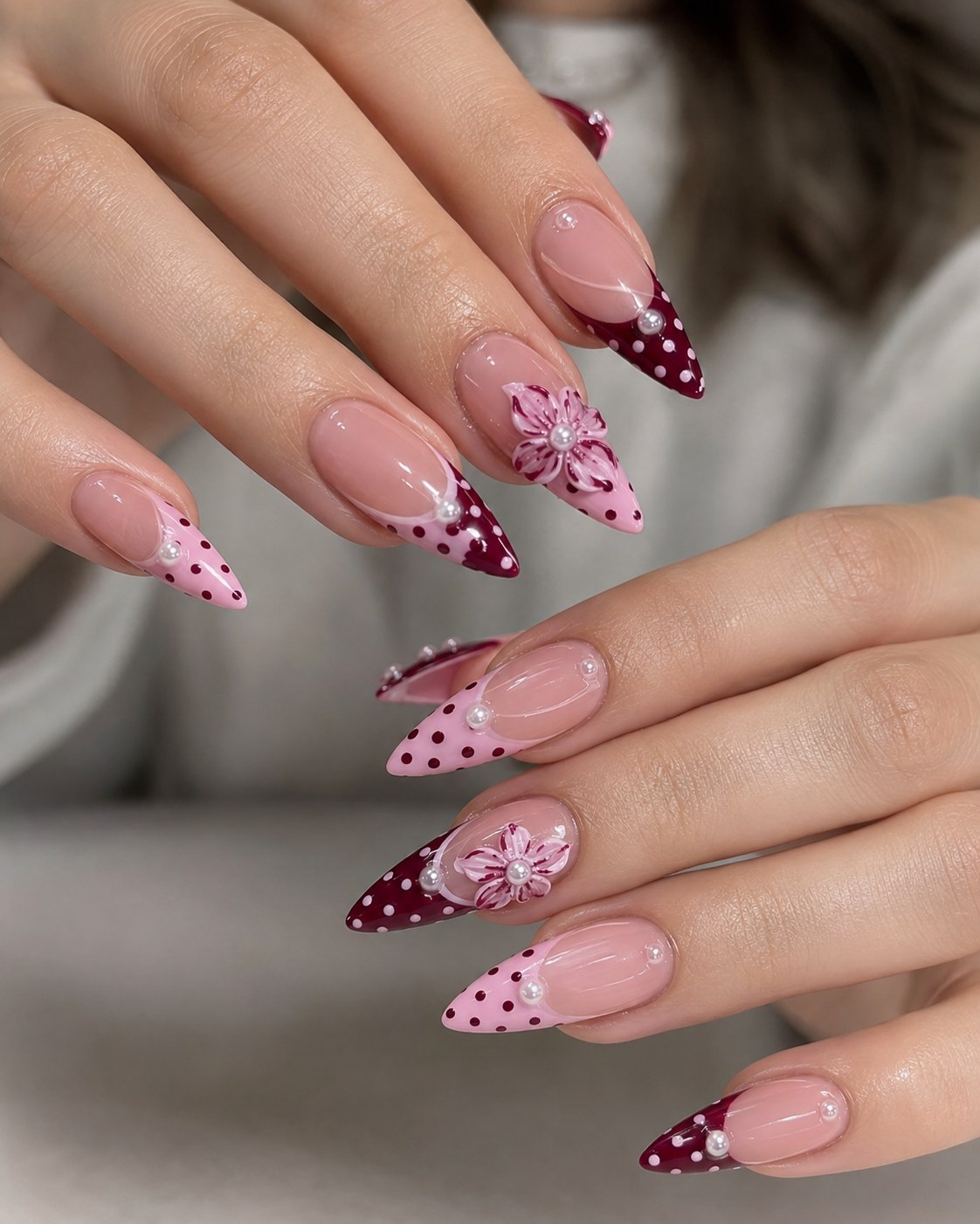 Stiletto-Nägel in Bordeaux mit 3D-Blüten und Perlen als edler Sommer Nägel 2026 Look für Feiern