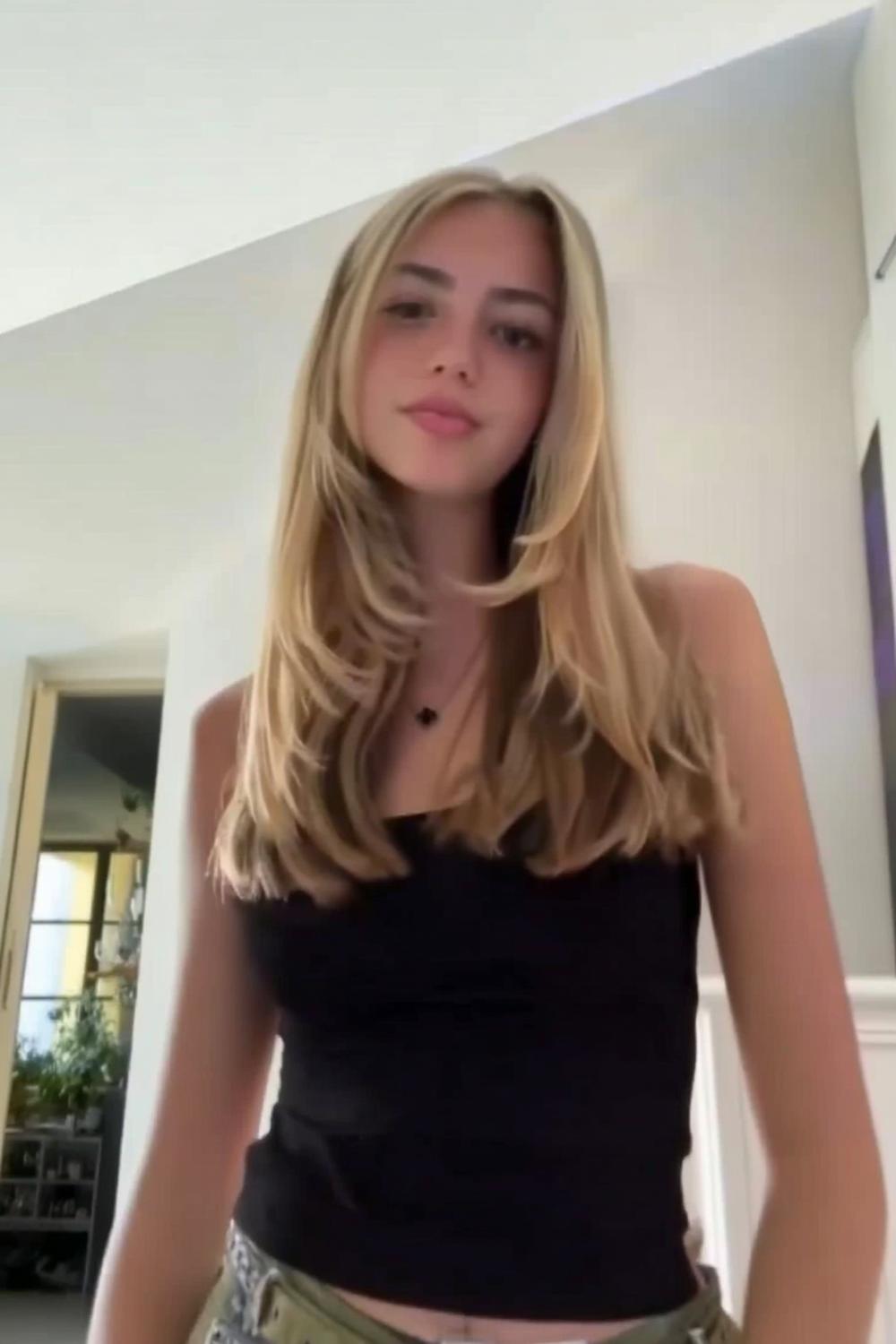 Blonde Stufen mit natürlichem Fall