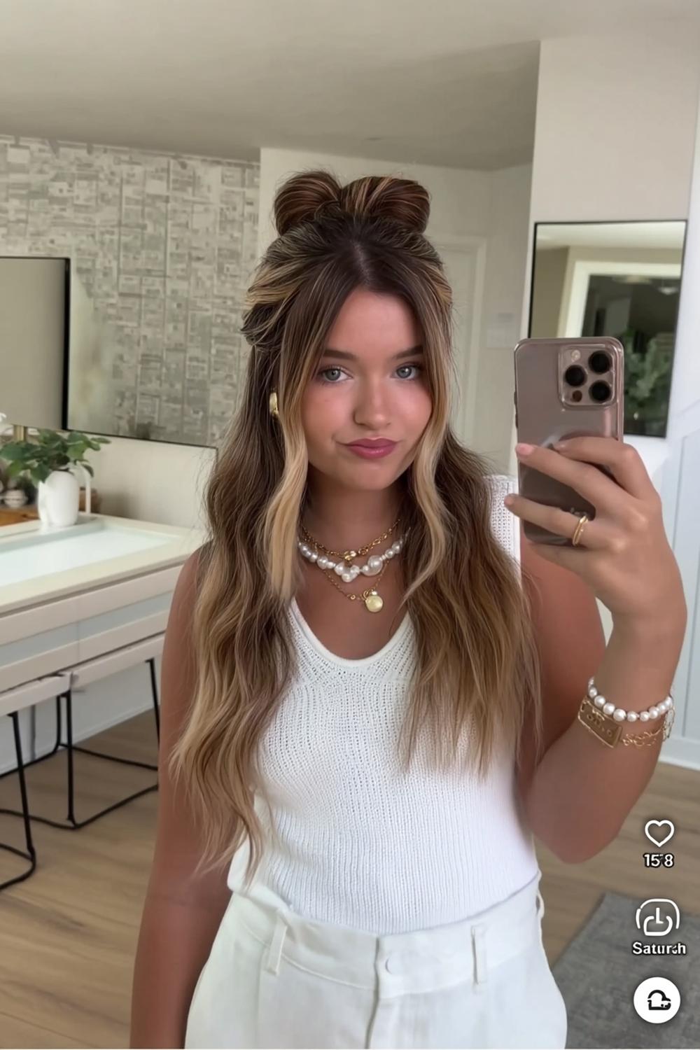 Messy Bun mit Perlenschmuck
